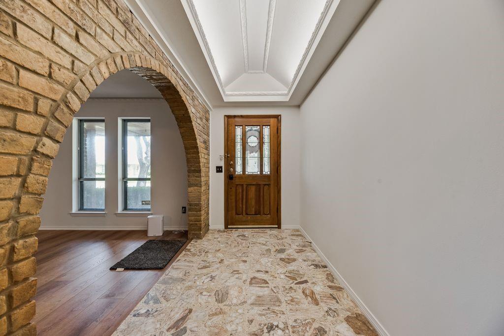 2520 Coleshire Drive Property Photo 6