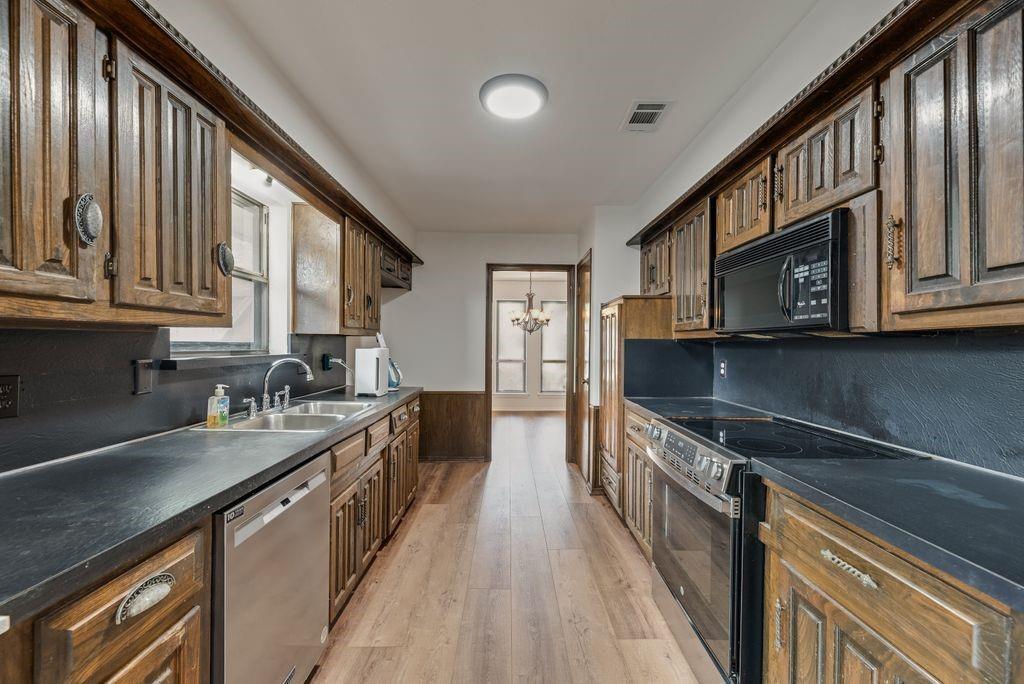 2520 Coleshire Drive Property Photo 18
