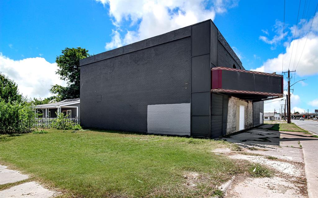 3200 Strong Avenue Property Photo 6