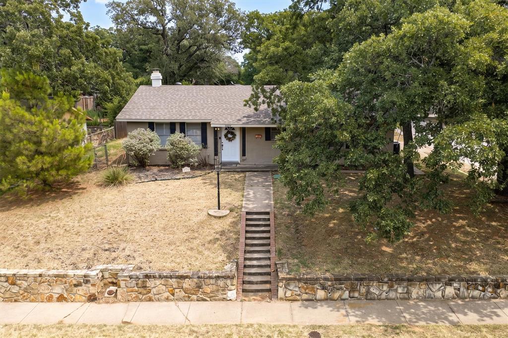 1006 N Lucas Drive Property Photo 1