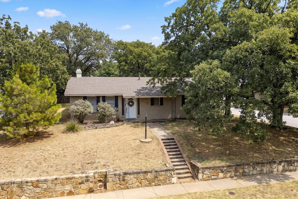 1006 N Lucas Drive Property Photo 2