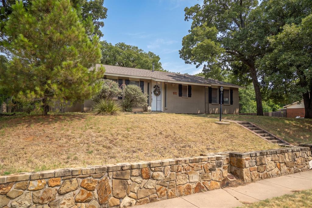 1006 N Lucas Drive Property Photo 4