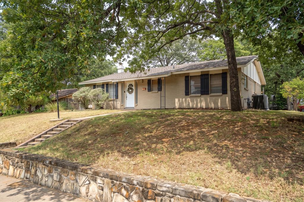 1006 N Lucas Drive Property Photo 5