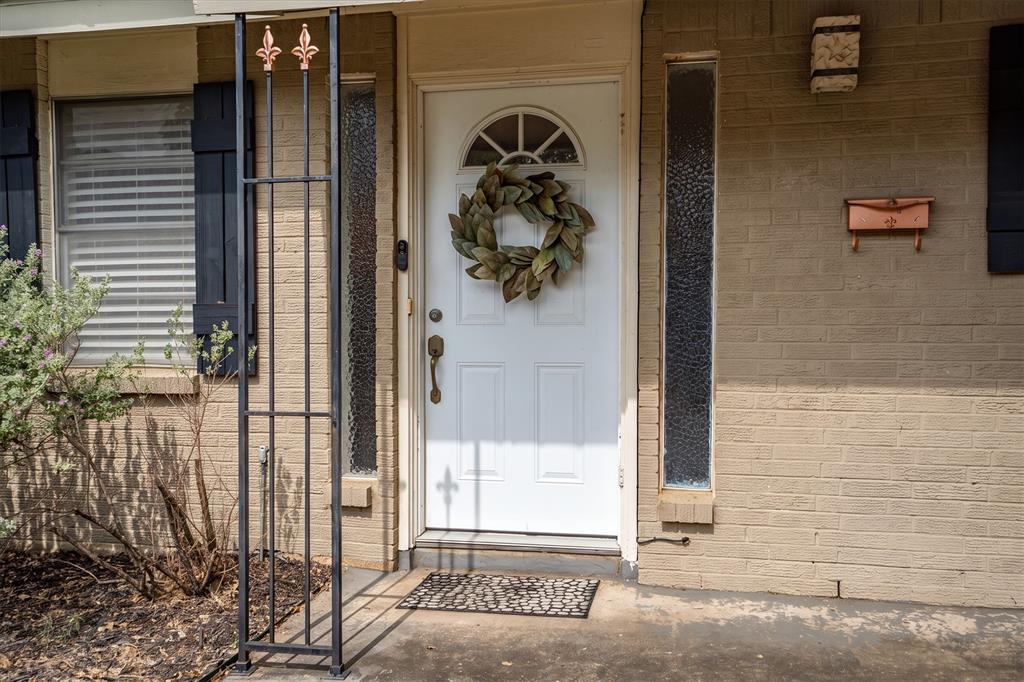 1006 N Lucas Drive Property Photo 6