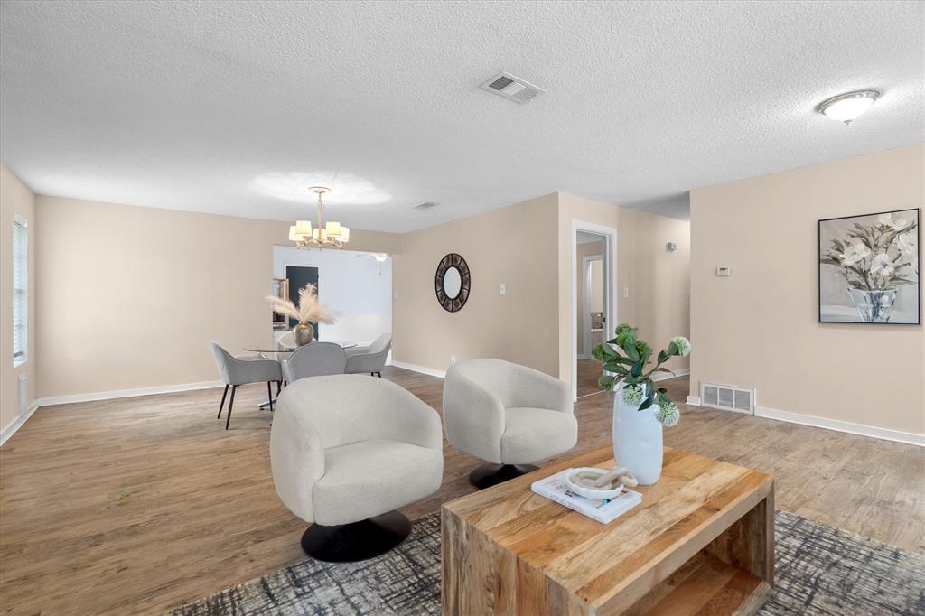 1006 N Lucas Drive Property Photo 11