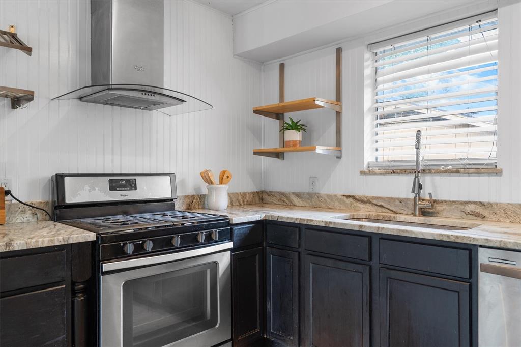 1006 N Lucas Drive Property Photo 15