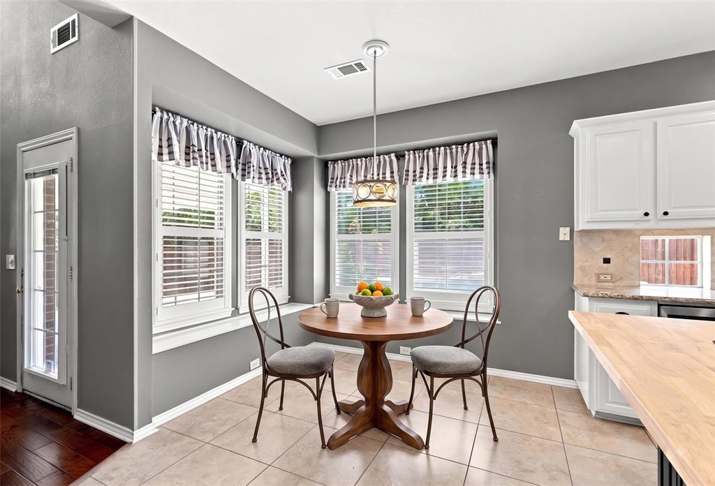 4 Fountain Gate Circle Property Photo 10