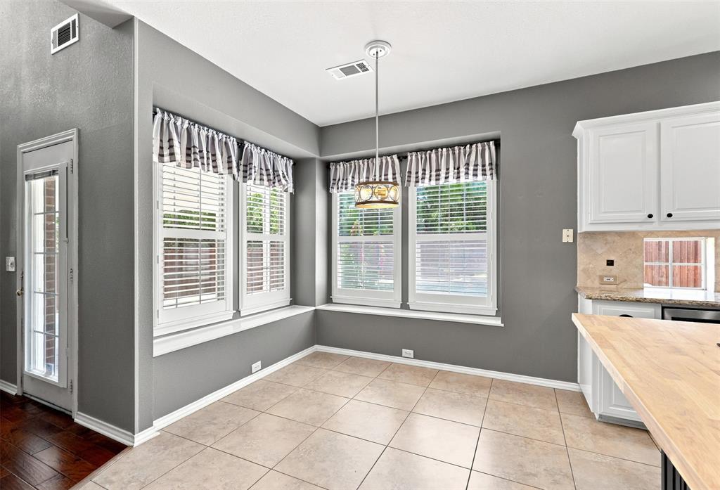 4 Fountain Gate Circle Property Photo 11