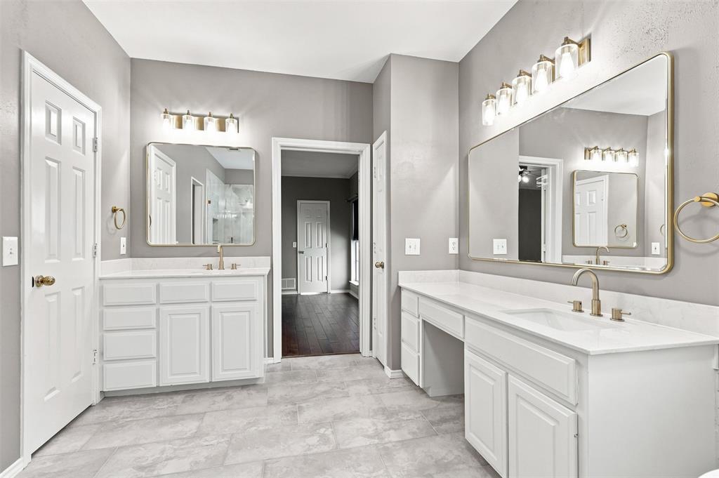 4 Fountain Gate Circle Property Photo 21