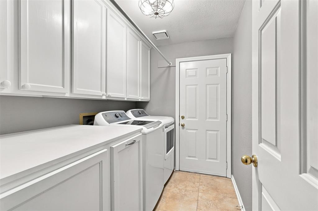 4 Fountain Gate Circle Property Photo 26