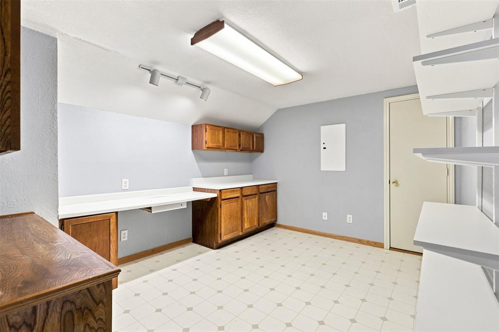 4 Fountain Gate Circle Property Photo 31