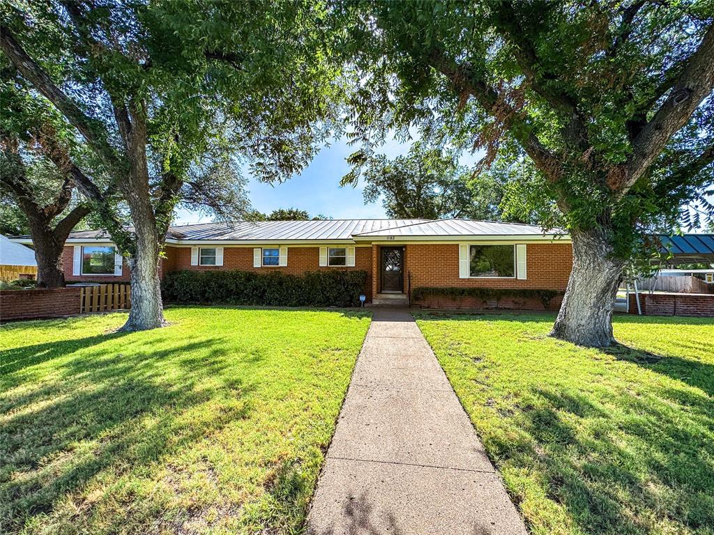 1102 N Avenue G Property Photo 1