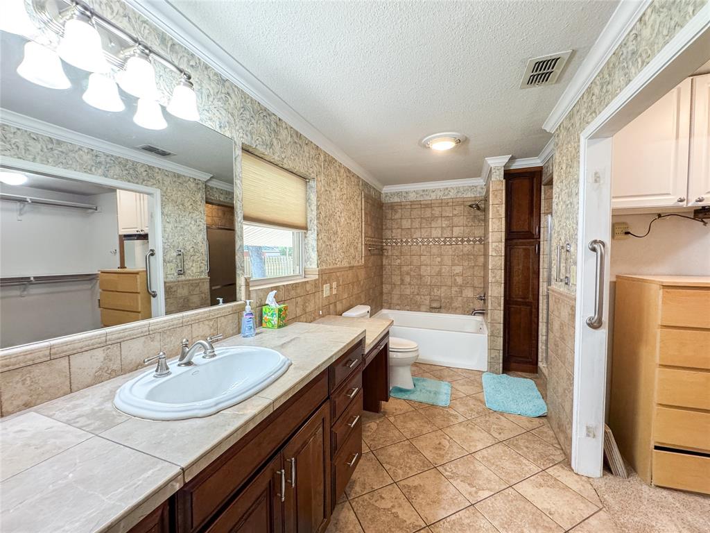 1102 N Avenue G Property Photo 15