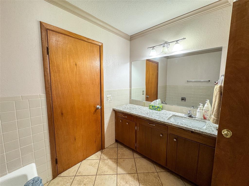 1102 N Avenue G Property Photo 23