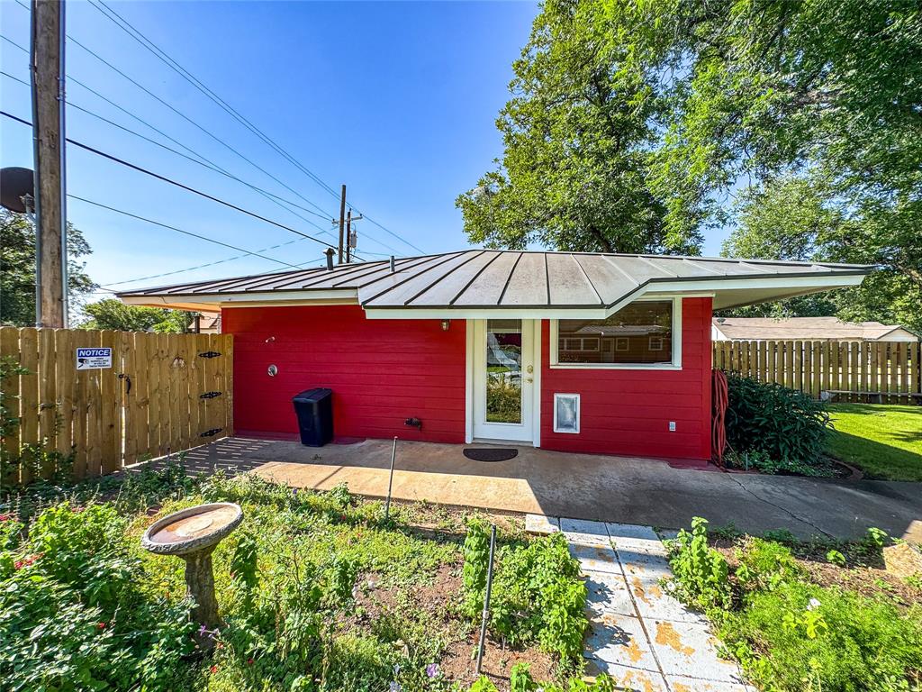 1102 N Avenue G Property Photo 29
