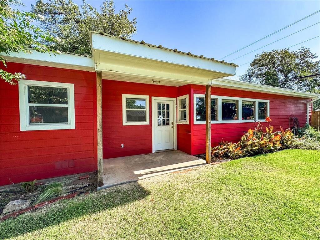 1102 N Avenue G Property Photo 38