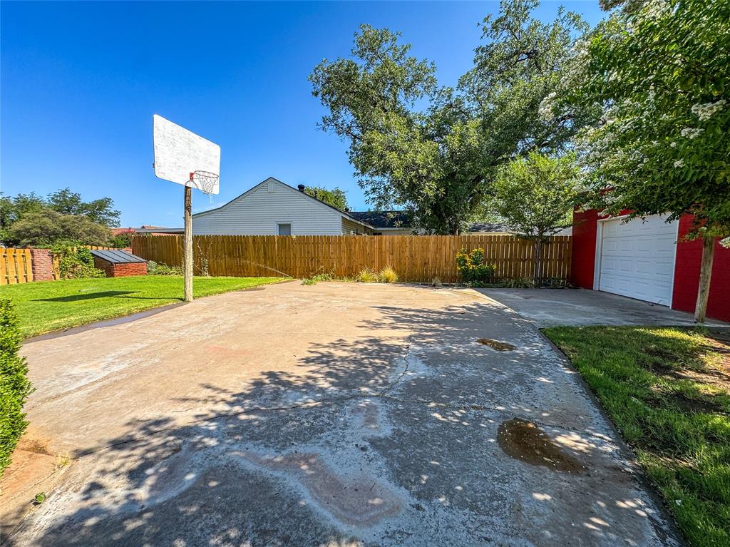 1102 N Avenue G Property Photo 40