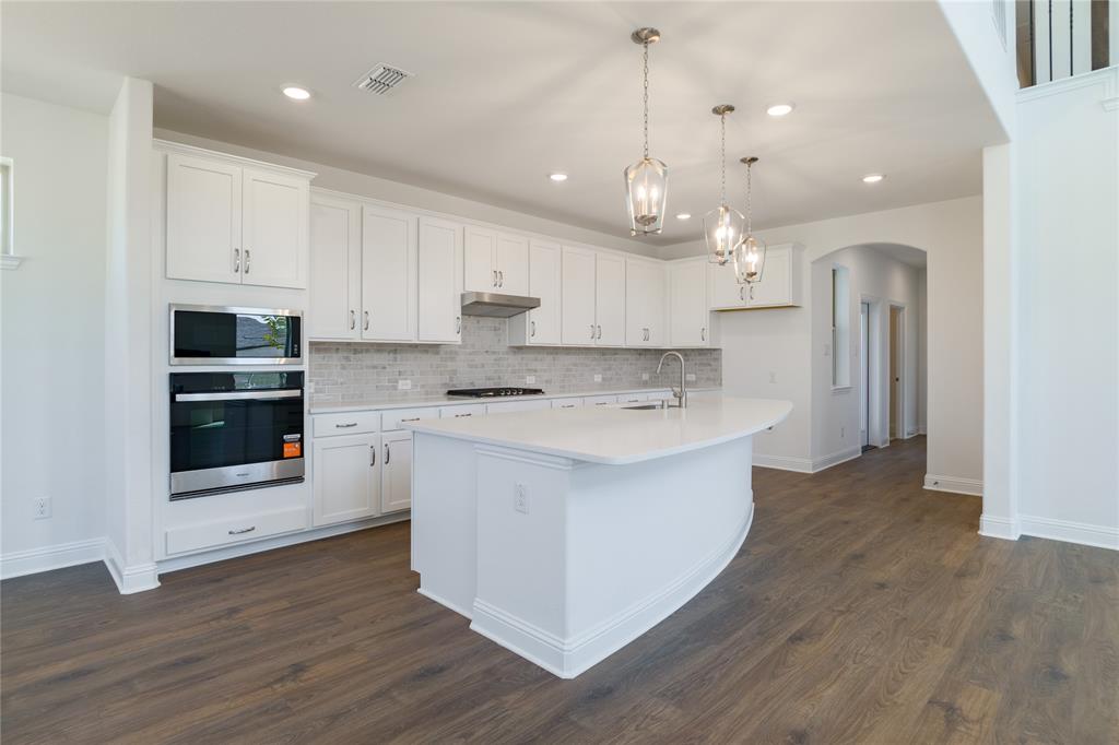 8604 Treeline Parkway Property Photo 3
