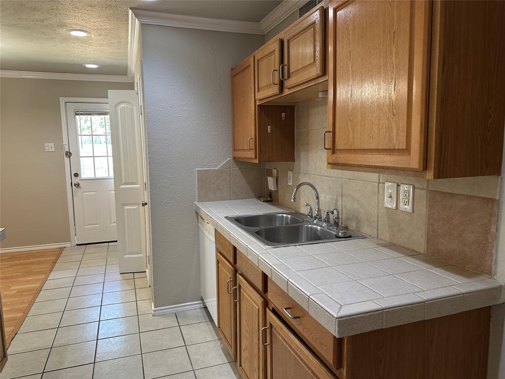 563 Oldbridge Drive Property Photo 10