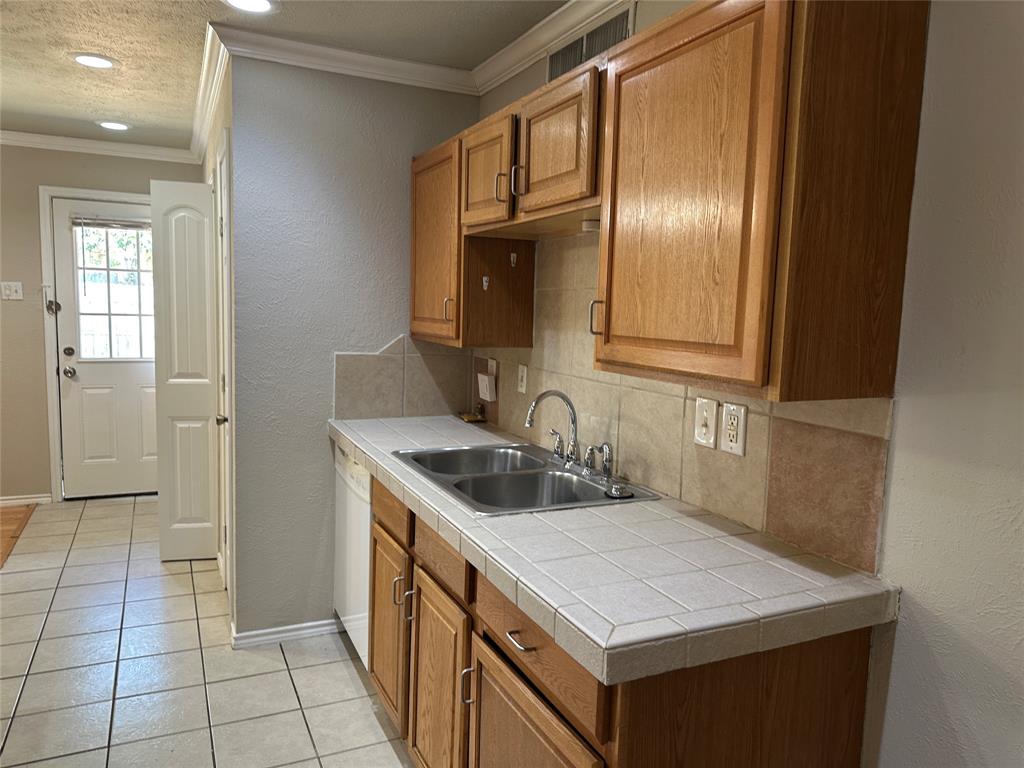 563 Oldbridge Drive Property Photo 11