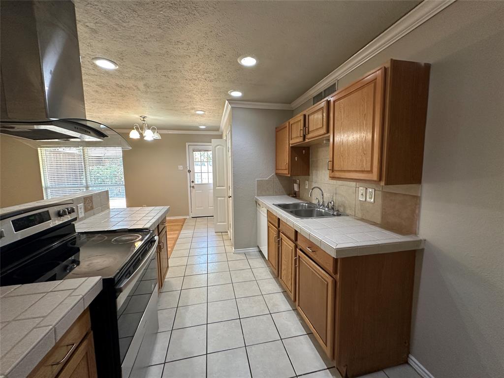 563 Oldbridge Drive Property Photo 12
