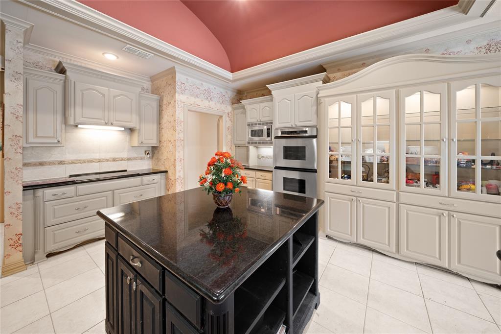 7402 Hollytree Drive Property Photo 13