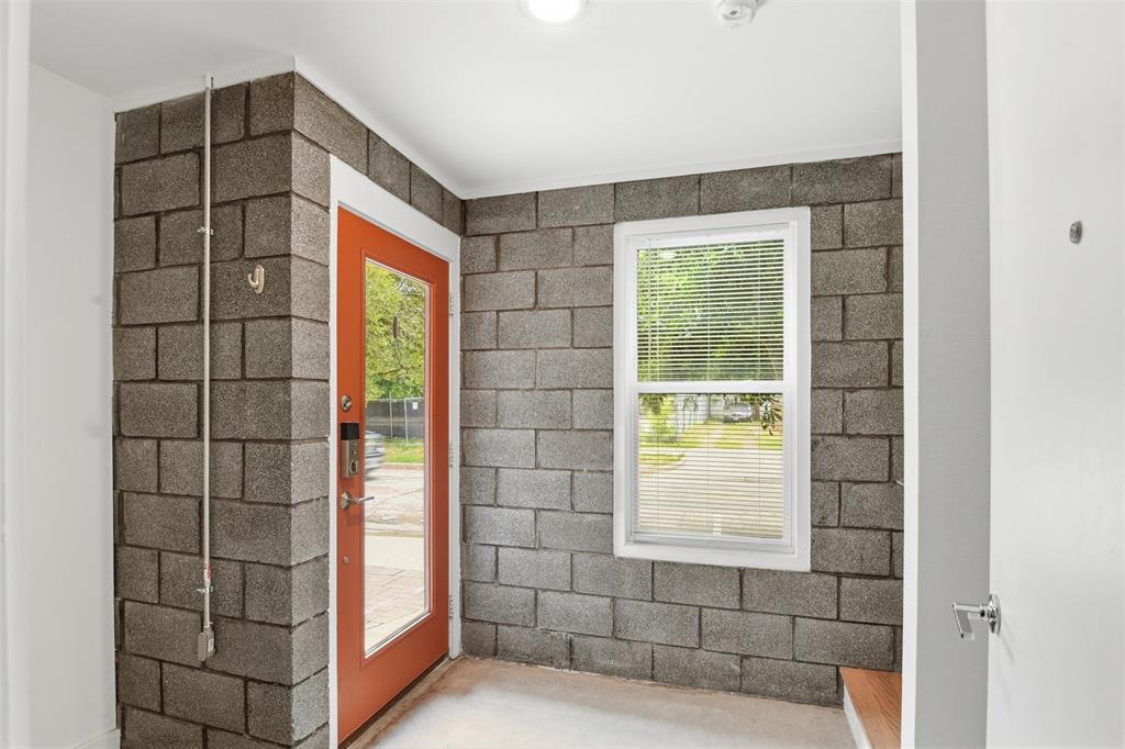 427 W 10th Street 101 Property Photo 4