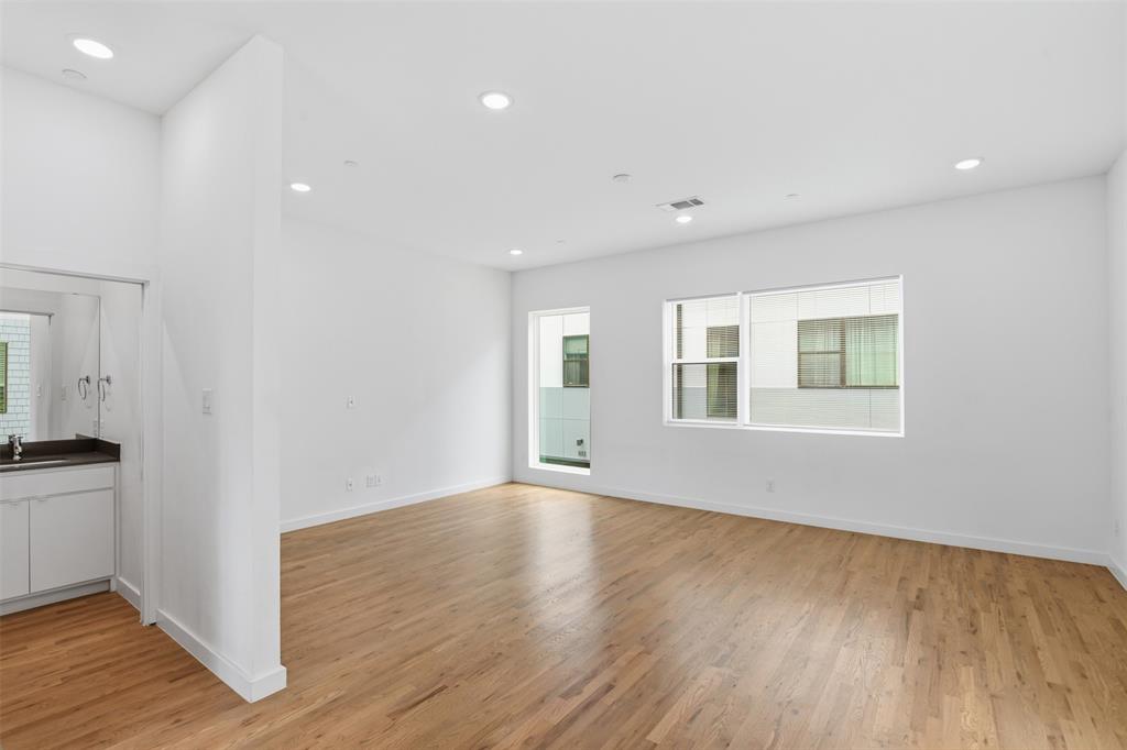 427 W 10th Street 101 Property Photo 7