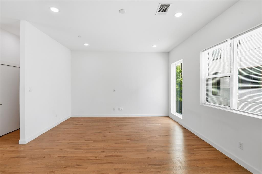 427 W 10th Street 101 Property Photo 9