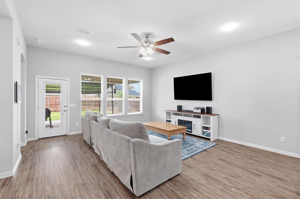 825 Crest Breeze Drive Property Photo 8