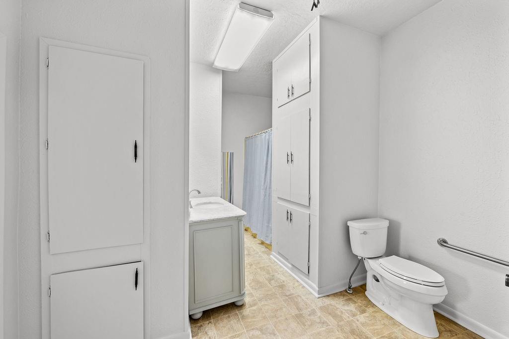 211 S Olive Street Property Photo 15