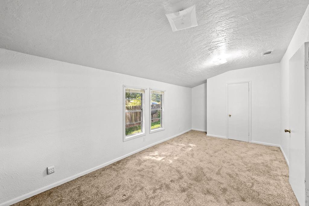211 S Olive Street Property Photo 18