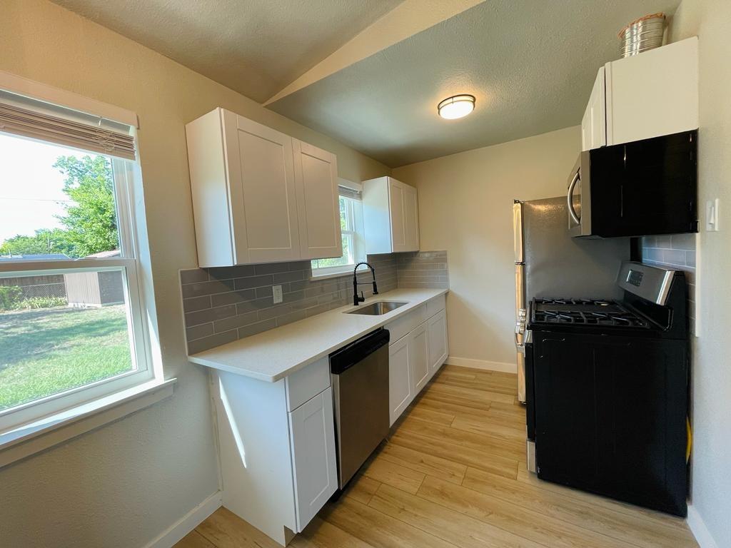 1605 Hawthorne Lane Property Photo 3