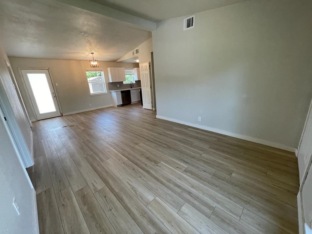 1605 Hawthorne Lane Property Photo 8