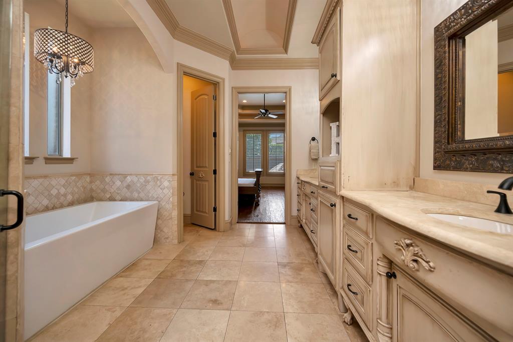 8100 Canyon Oak Drive Property Photo 20