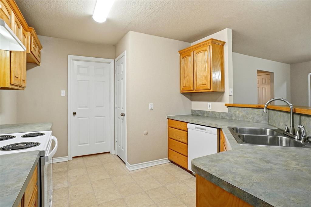 612 N Avenue C Property Photo 4