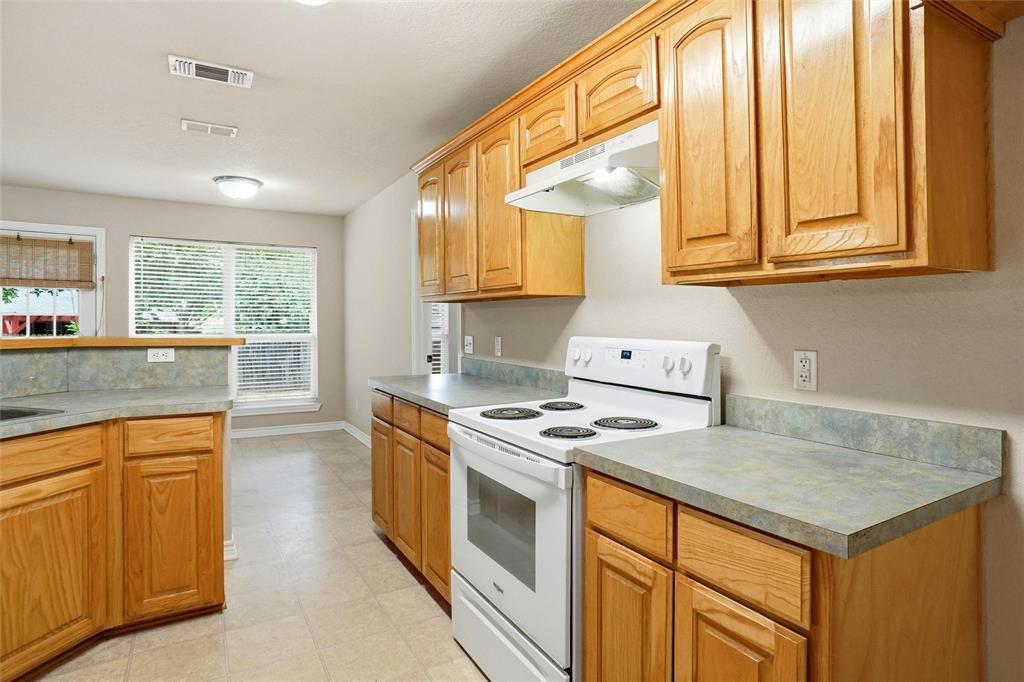 612 N Avenue C Property Photo 6