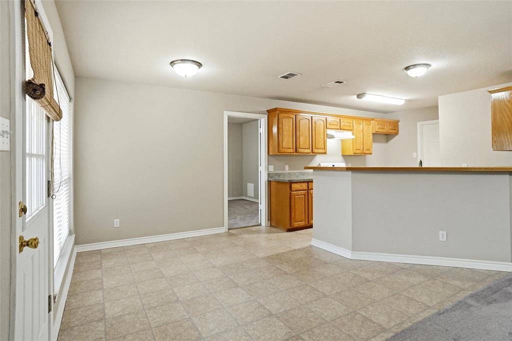 612 N Avenue C Property Photo 7