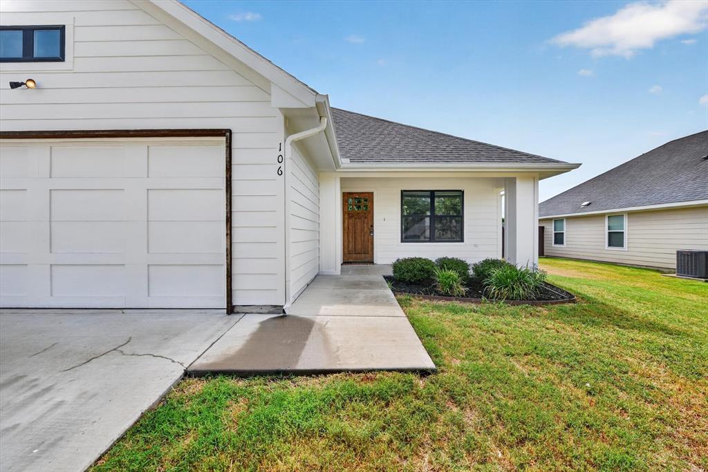 106 Clover Circle Property Photo 4