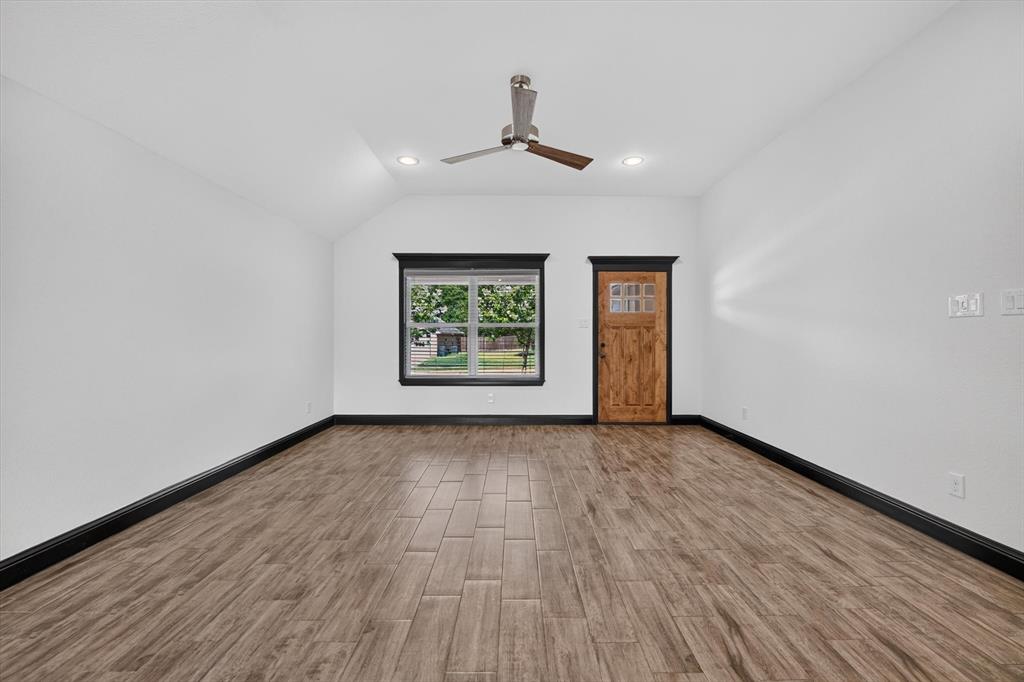 106 Clover Circle Property Photo 7
