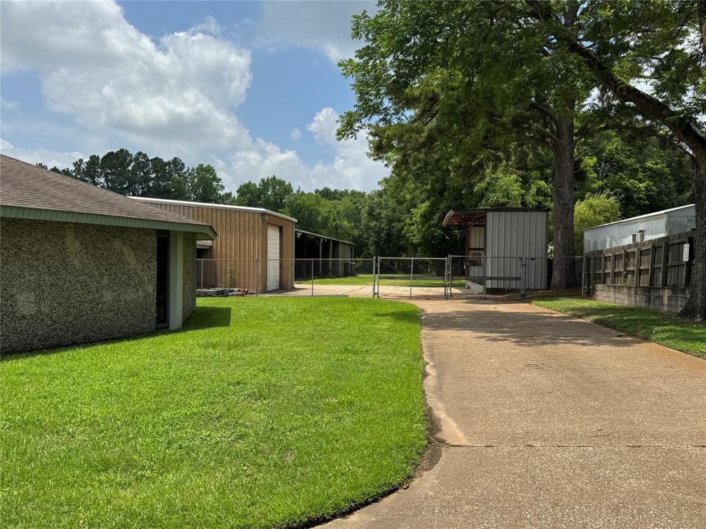 1208 S Chestnut Street Property Photo 4