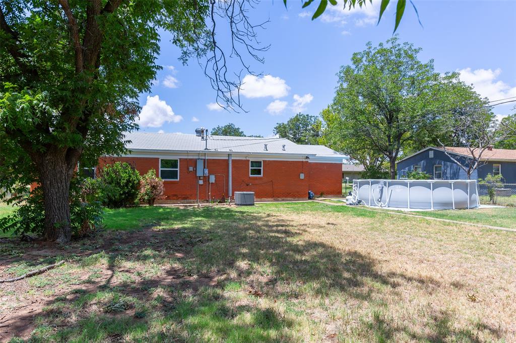 1702 N Avenue G Property Photo 27