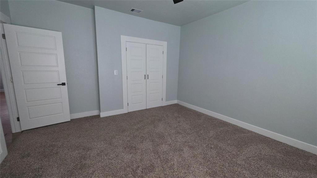 2936 S Jennings Avenue Property Photo 2