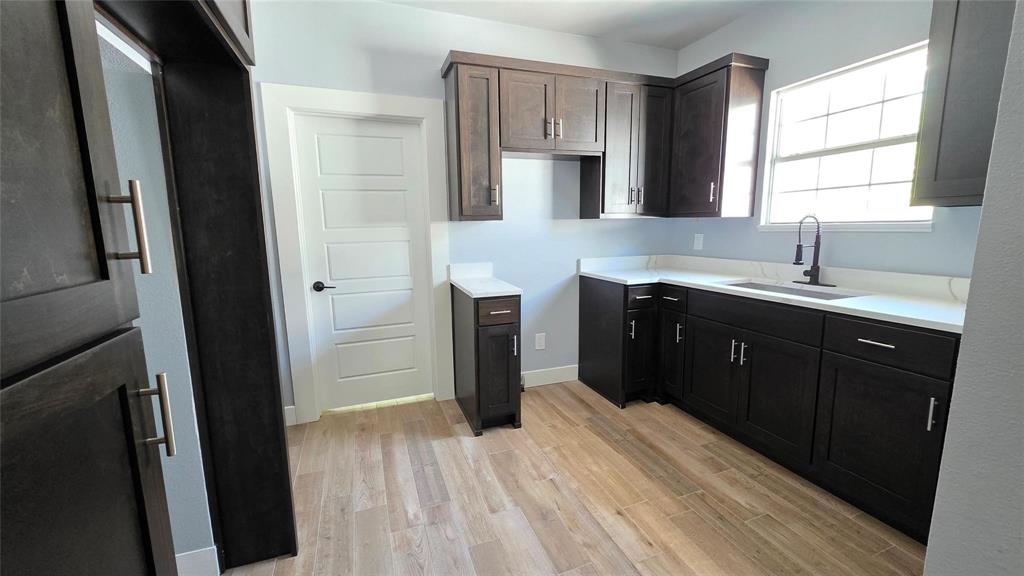 2936 S Jennings Avenue Property Photo 3
