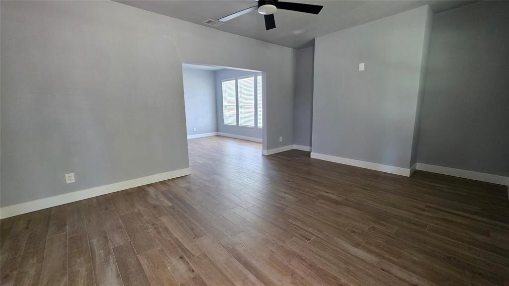 2936 S Jennings Avenue Property Photo 8