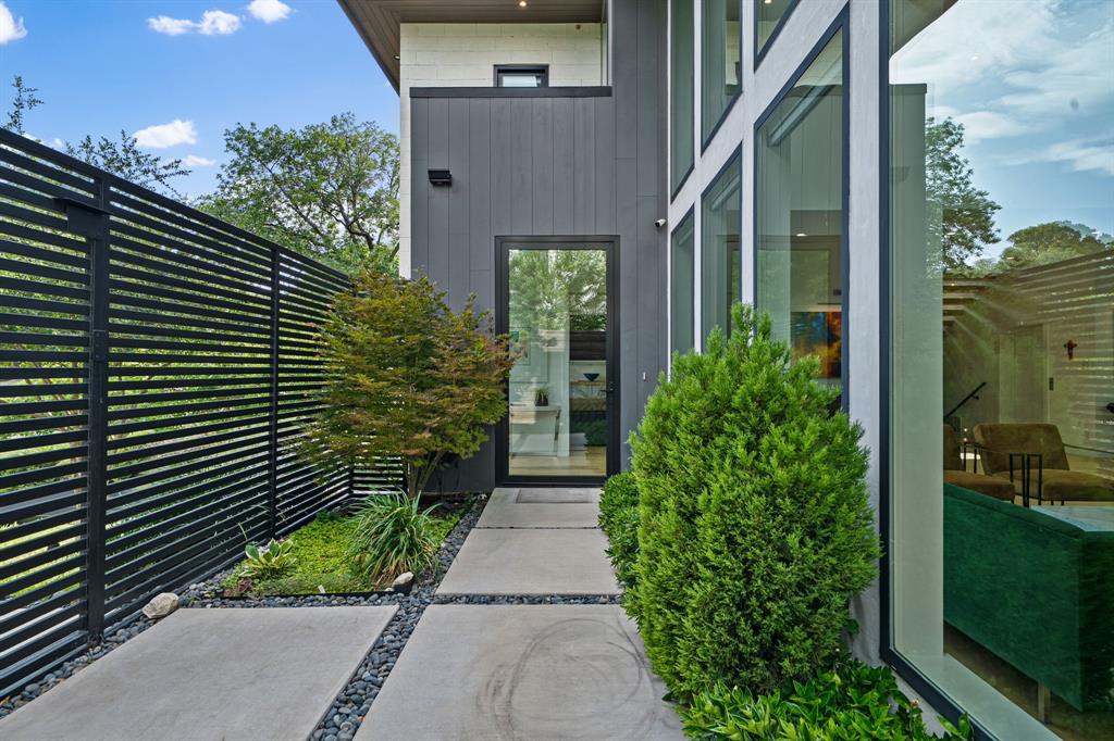 423 W Colorado Boulevard Property Photo 3