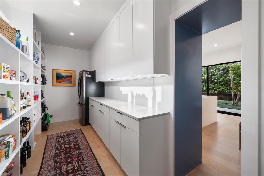423 W Colorado Boulevard Property Photo 12
