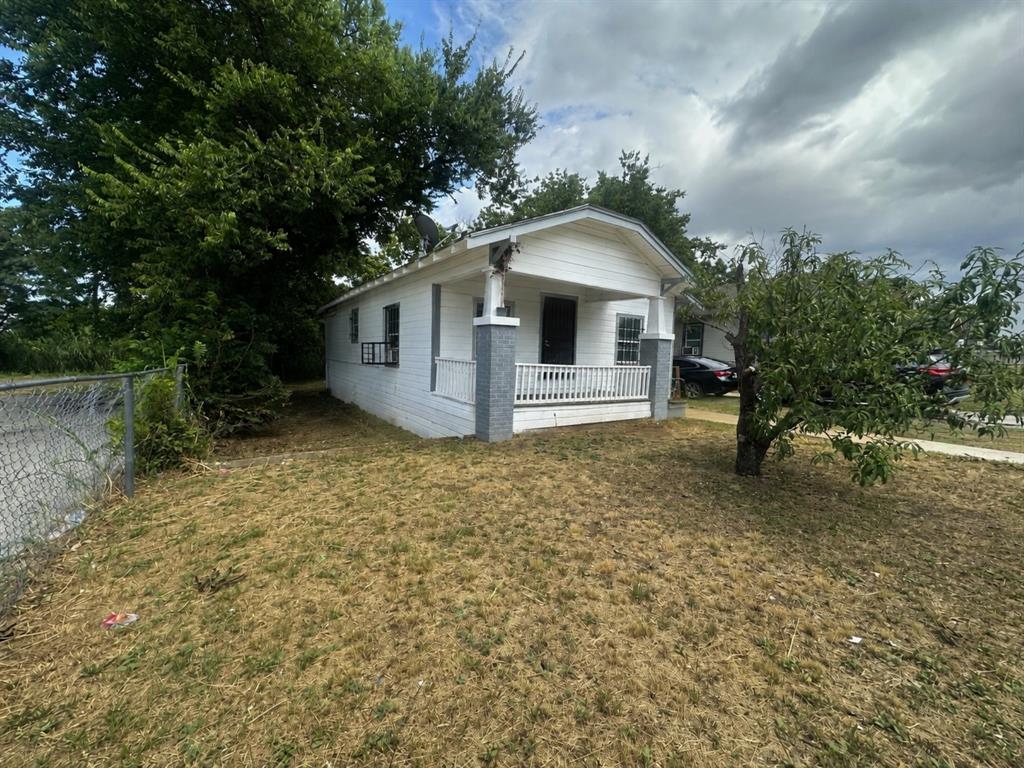 1309 S Riverside Drive Property Photo 1