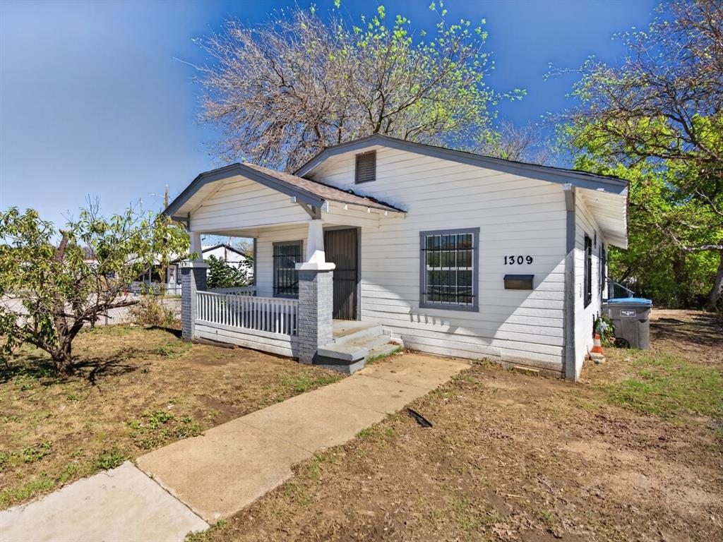 1309 S Riverside Drive Property Photo 1