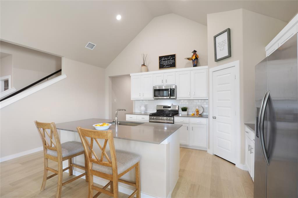 919 Edgehurst Drive Property Photo 10